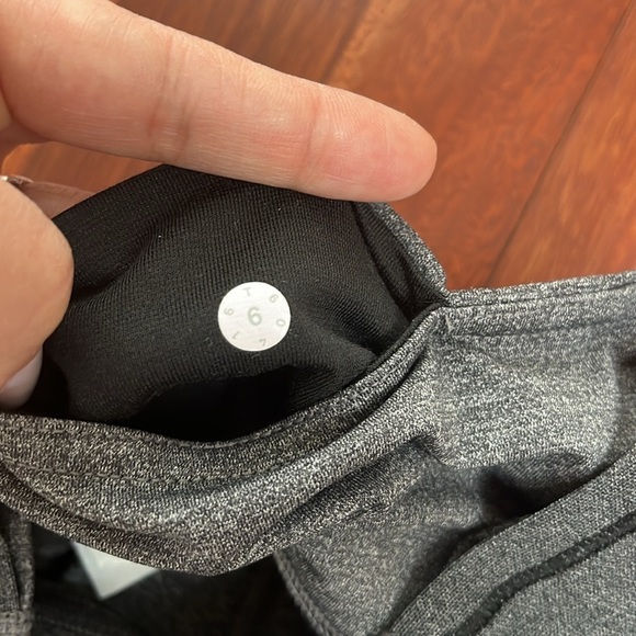 LULULEMON featherlight tight 7/8 legging heathered black size 6 - Picture 7 of 7